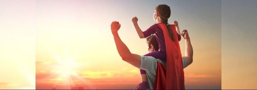 hombre carga a niña en sus hombros