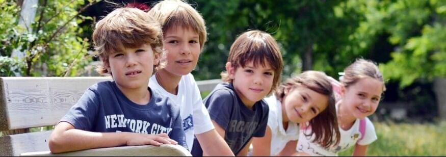 grupo de niños sentados juntos