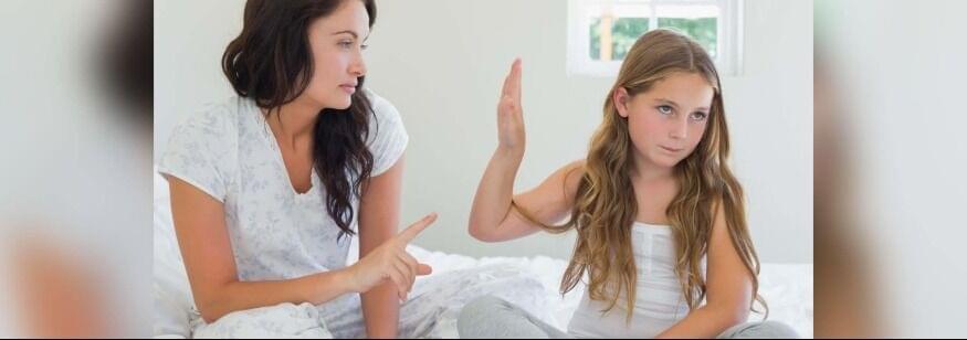 niña y madre discutiendo