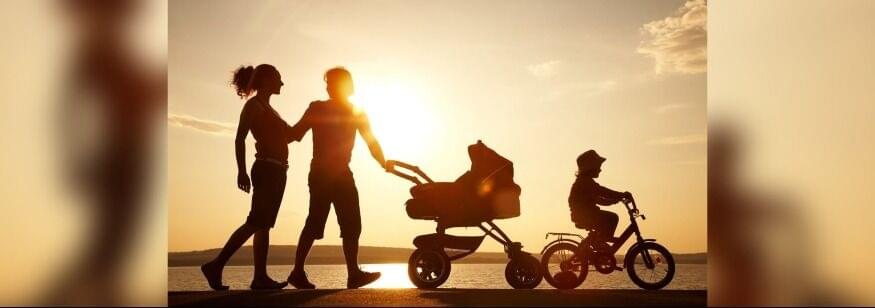 pareja pasea coche en la playa y niño monta bicicleta